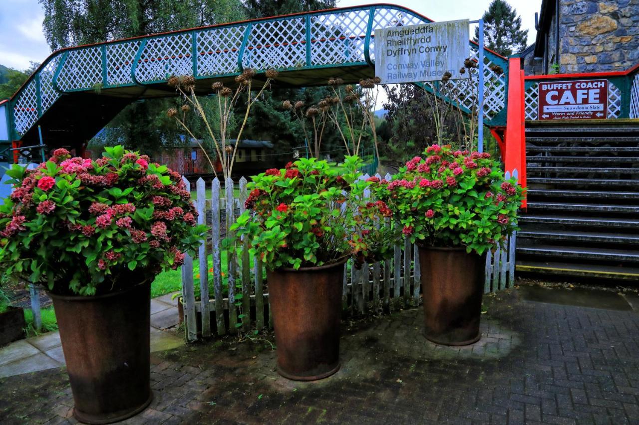 โอ๊คฟิลด์ เฮาส์ เบด แอนด์ เบรกฟาสต์ Bed & Breakfast เบเทส-อี-คอย ภายนอก รูปภาพ